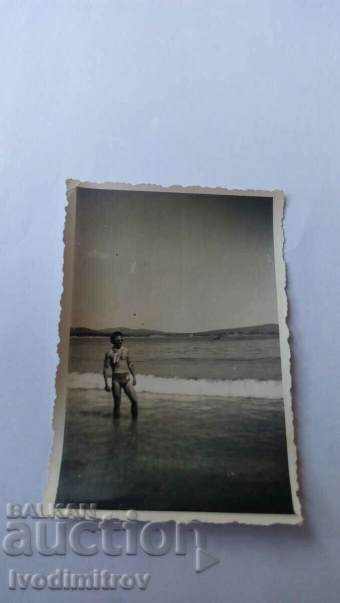 Photo Young man in the sea
