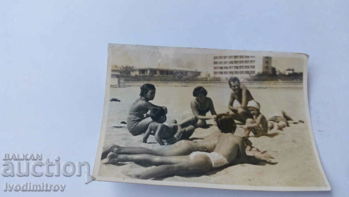 Φωτογραφία Άνδρας γυναίκα και τέσσερα παιδιά στην παραλία
