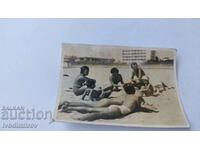 Снимка Мъж жена и четири деца на плажа