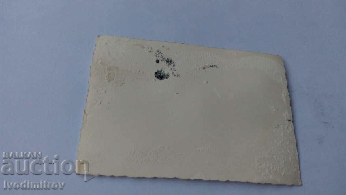 Φωτογραφία Γυναίκα μπροστά από ένα ρετρό φορτηγό με αριθμό κυκλοφορίας № Από το 1841 με τιμή 2.35 BGN | € 1.20