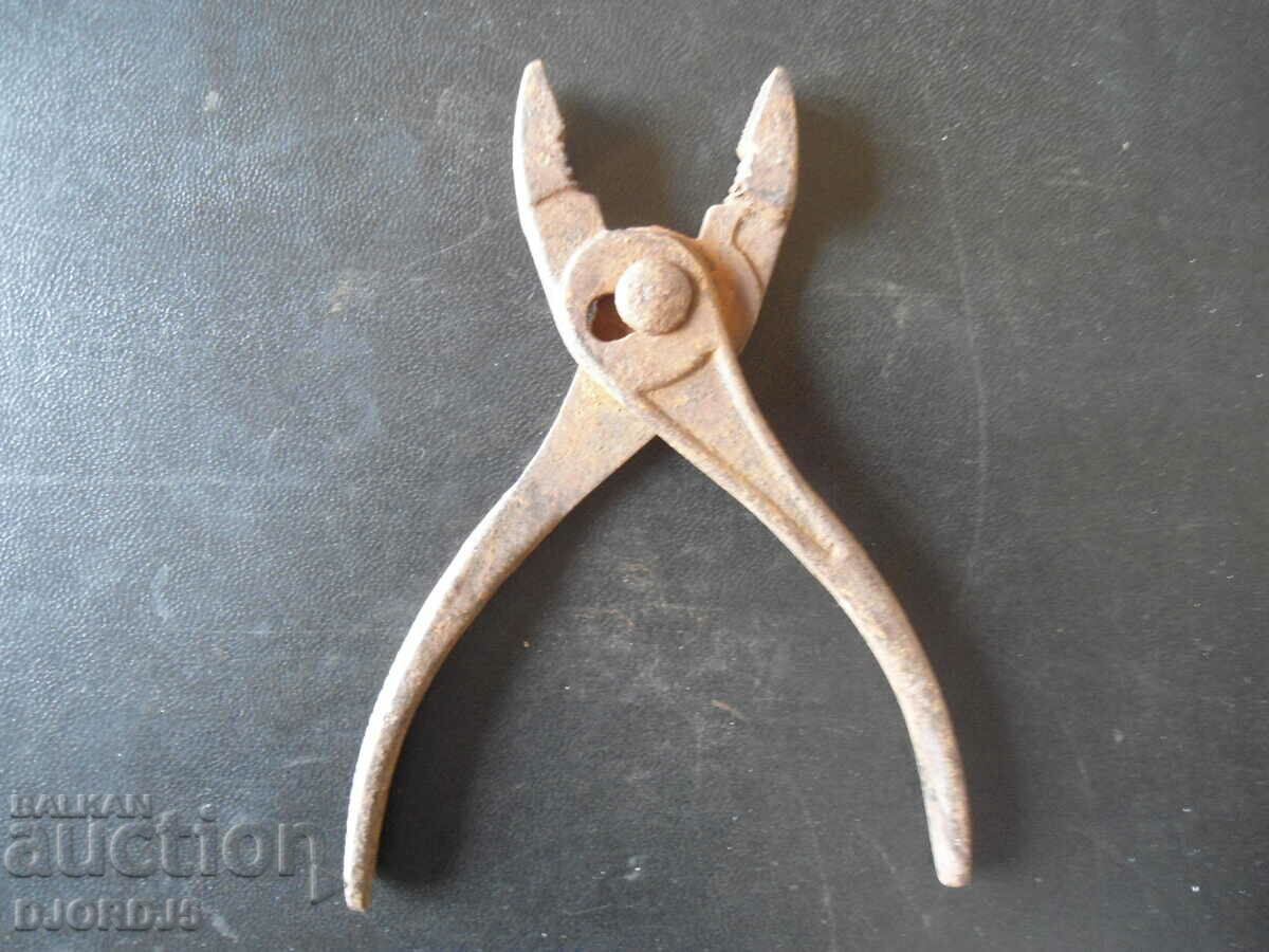Old pliers with price 2.00 BGN | € 1.02 Old pliers with price 2.00 BGN | € 1.02