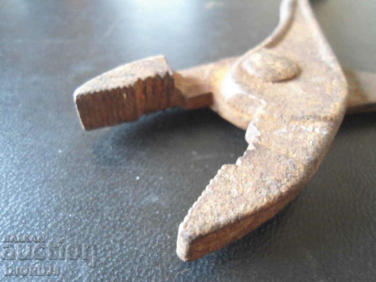 Auction Old pliers Auction Old pliers