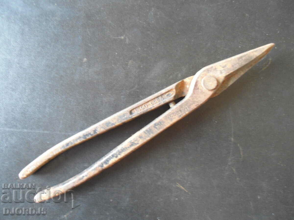 Old scissors, markings