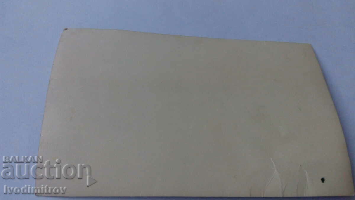 Φωτογραφία Άνδρες και γυναίκες μπροστά από μια ομάδα από βίλες με τιμή 1.85 BGN | € 0.95 Φωτογραφία Άνδρες και γυναίκες μπροστά από μια ομάδα από βίλες με τιμή 1.85 BGN | € 0.95