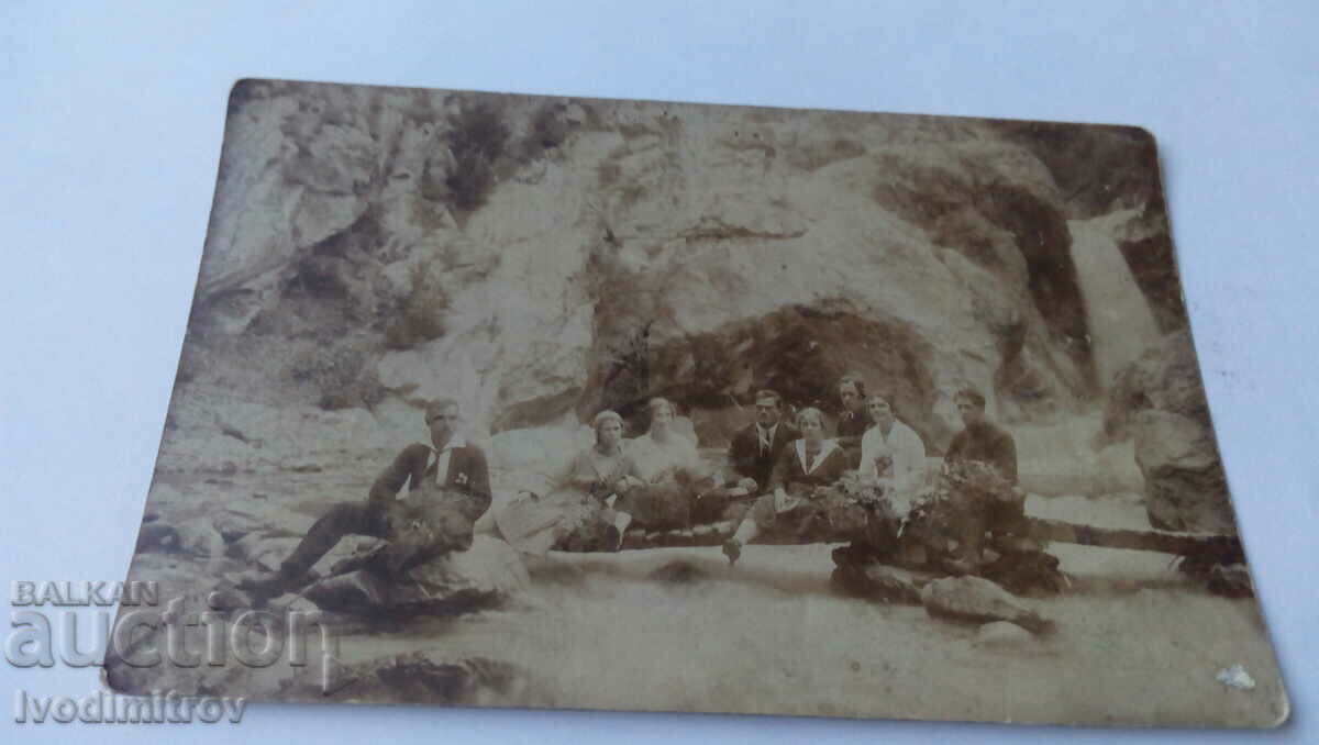 Photo Young men and women in front of the 1922 waterfall