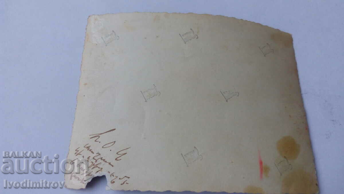 Photo Young men and women with bouquets of flowers with price 1.35 BGN | € 0.69 Photo Young men and women with bouquets of flowers with price 1.35 BGN | € 0.69