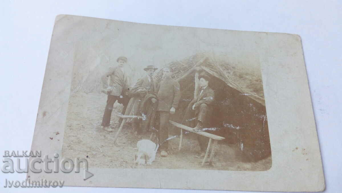 Fotografie Oryahovo Patru bărbați și un câine în fața unui adăpost 1915