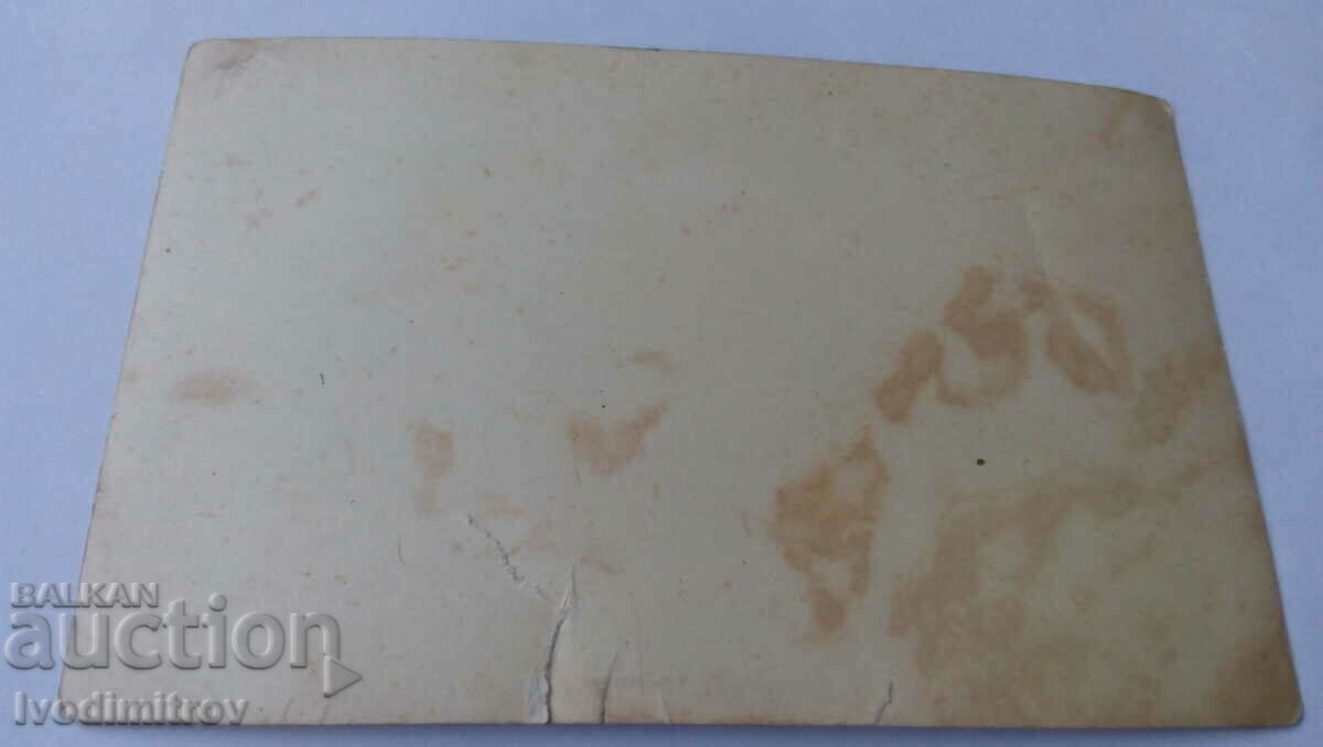 Φωτογραφία Μικρό κορίτσι σε μια καρέκλα με τιμή 1.75 BGN | € 0.89 Φωτογραφία Μικρό κορίτσι σε μια καρέκλα με τιμή 1.75 BGN | € 0.89