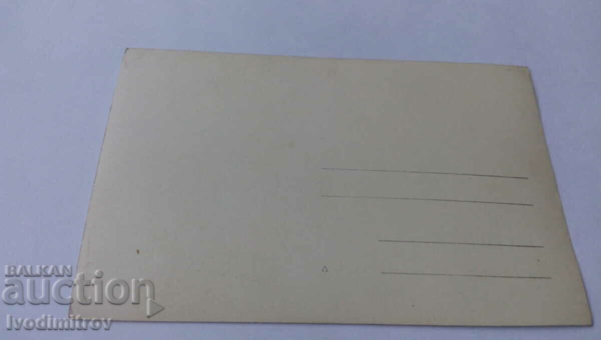 Φωτογραφία Μικρό κορίτσι σε μια καρέκλα με τιμή 1.35 BGN | € 0.69 Φωτογραφία Μικρό κορίτσι σε μια καρέκλα με τιμή 1.35 BGN | € 0.69