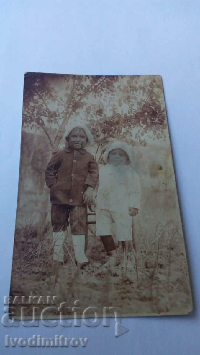 Fotografie Doi băieți în grădină 1918