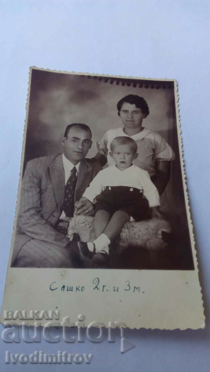 Φωτογραφία του χωριού Obrava, οικογένεια Provadia με ένα μικρό αγόρι 1937