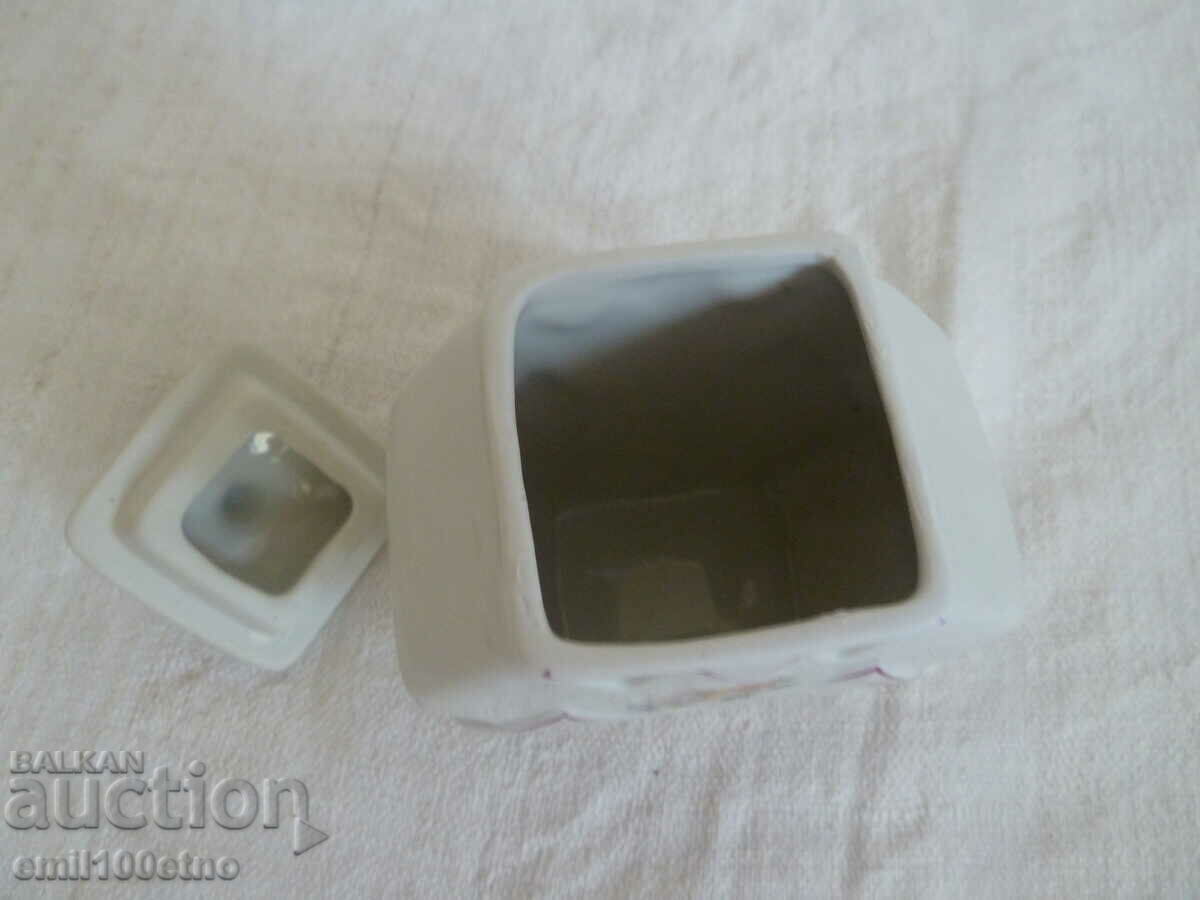 Delivery of Spice box Cinnamon - old Bulgarian porcelain Kitka Delivery of Spice box Cinnamon - old Bulgarian porcelain Kitka