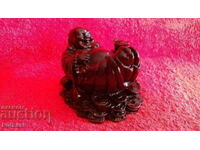 Ο Βούδας είναι μια συμπαγής ογκώδης φιγούρα