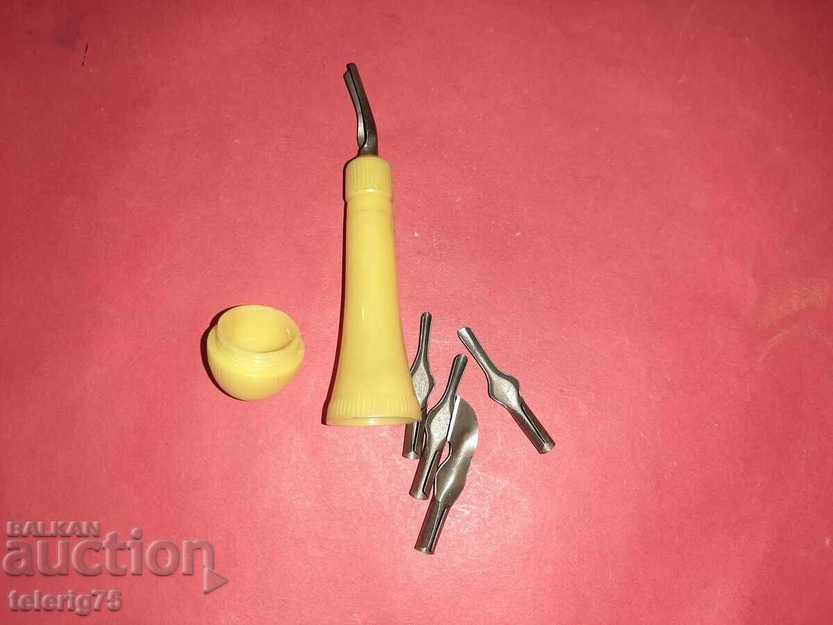 Стар Детски Инструмент Длето за Линулеум и други меки матери с цена 12.00 лв. | € 6.14 Стар Детски Инструмент Длето за Линулеум и други меки матери с цена 12.00 лв. | € 6.14