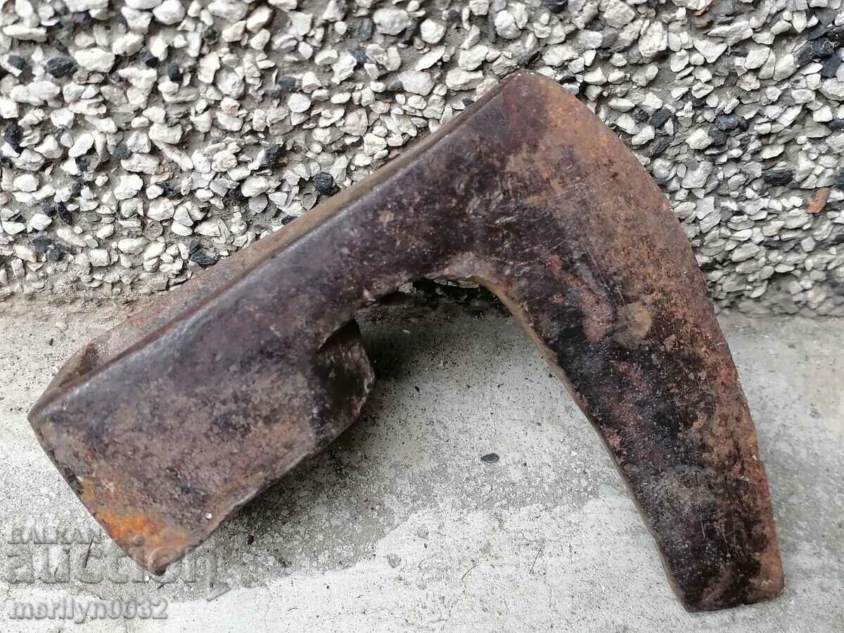 Delivery of An old ax shaft tool wrought iron Delivery of An old ax shaft tool wrought iron