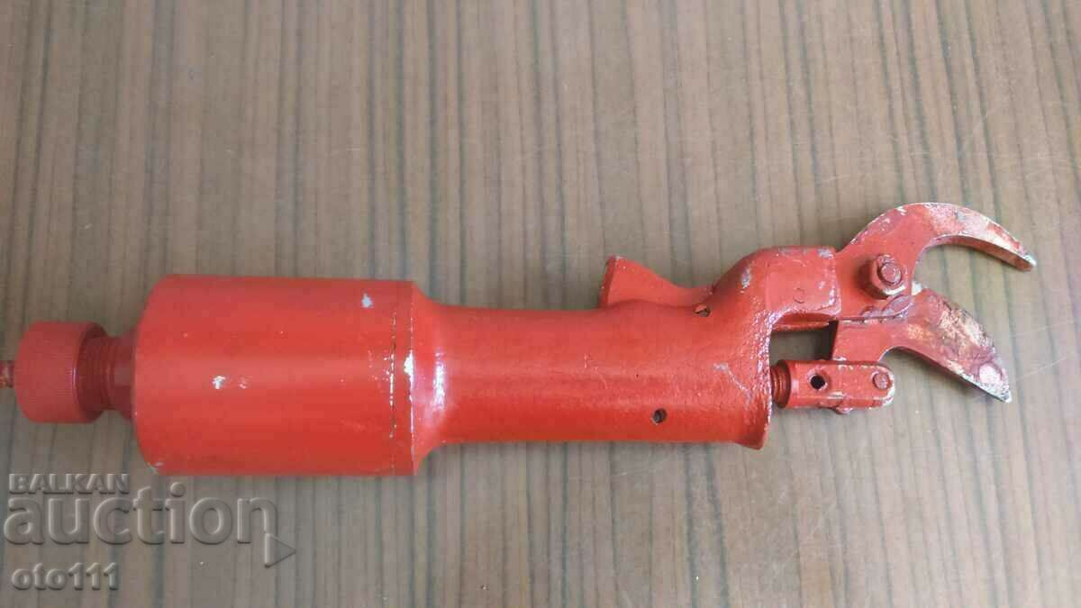 Delivery of OLD PNEUMATIC VINE SCISSORS Delivery of OLD PNEUMATIC VINE SCISSORS