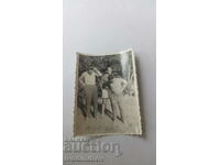 Foto Trei bărbați pe gazon