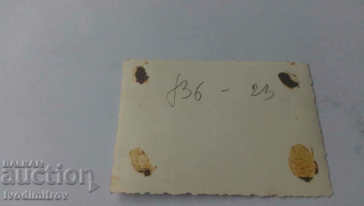 Φωτογραφία Άνδρες γυναίκες και δύο παιδιά στο ποτάμι με τιμή 1.65 BGN | € 0.84 Φωτογραφία Άνδρες γυναίκες και δύο παιδιά στο ποτάμι με τιμή 1.65 BGN | € 0.84