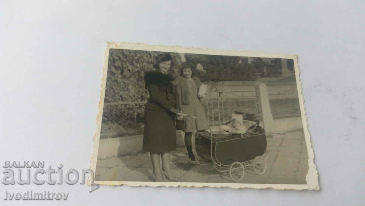 Foto Femeie fată și copil într-un cărucior retro