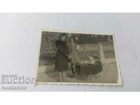 Foto Femeie fată și copil într-un cărucior retro