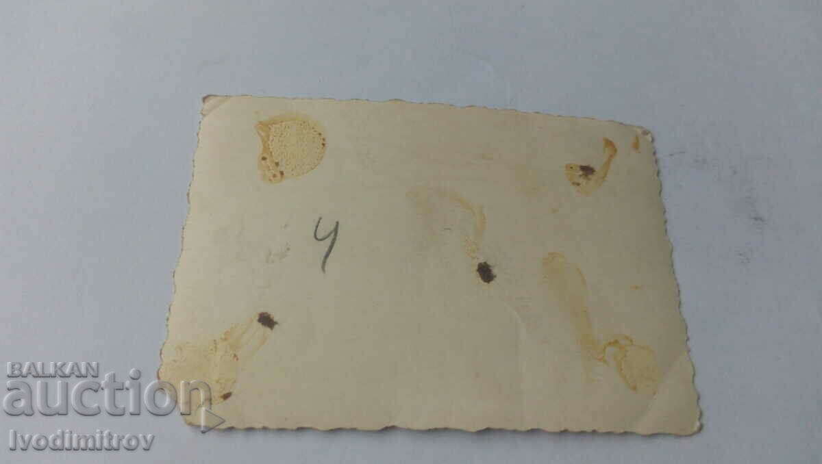 Foto Doi bărbați și trei femei iarna cu preț 1.25 BGN | € 0.64 Foto Doi bărbați și trei femei iarna cu preț 1.25 BGN | € 0.64