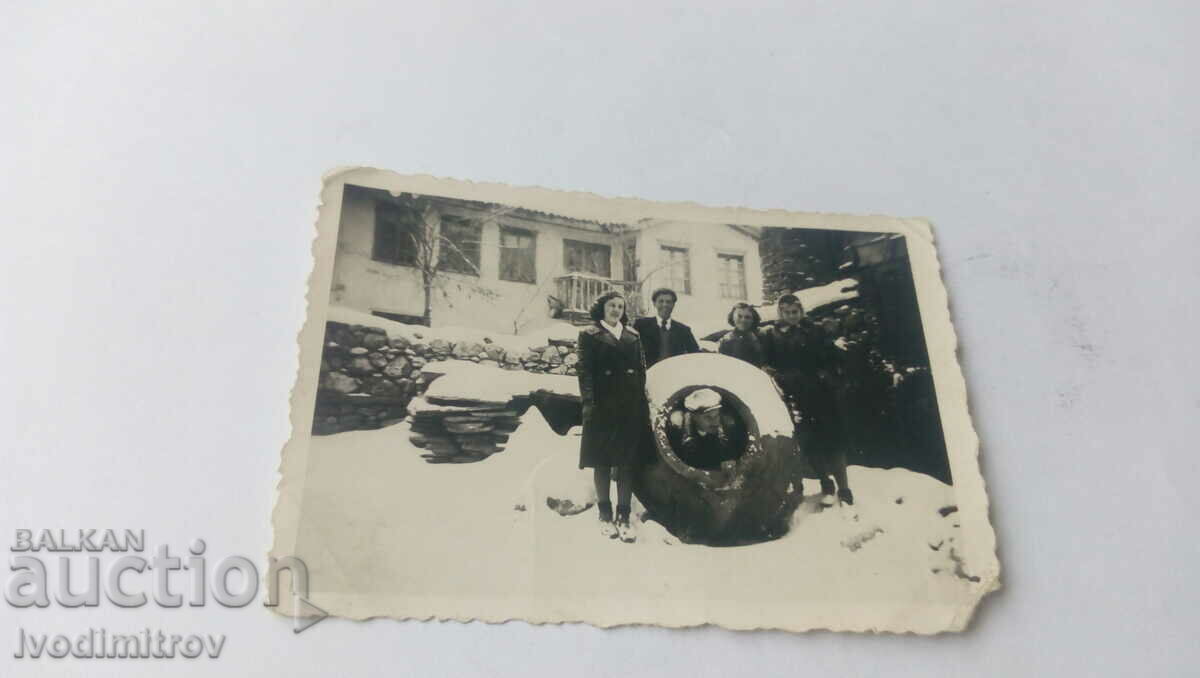 Photo Two men and three women in the winter