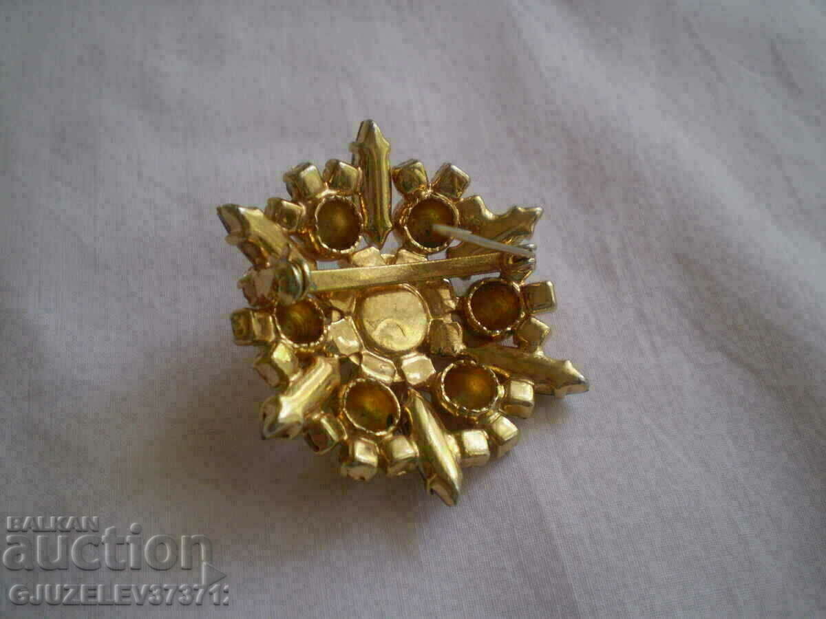 Vintage brooch with Czech crystal caramel color with price 59.00 BGN | € 30.17 Vintage brooch with Czech crystal caramel color with price 59.00 BGN | € 30.17