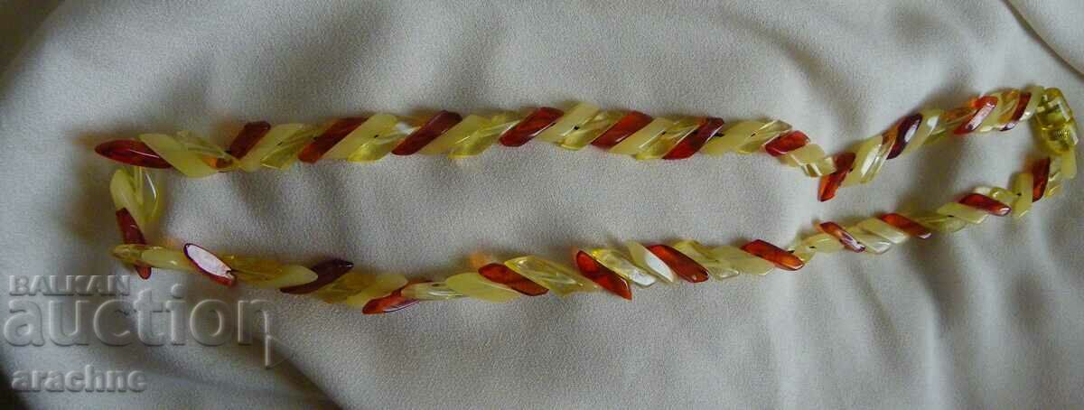 Colier din chihlimbar tricolor cu preț 95.00 BGN | € 48.57