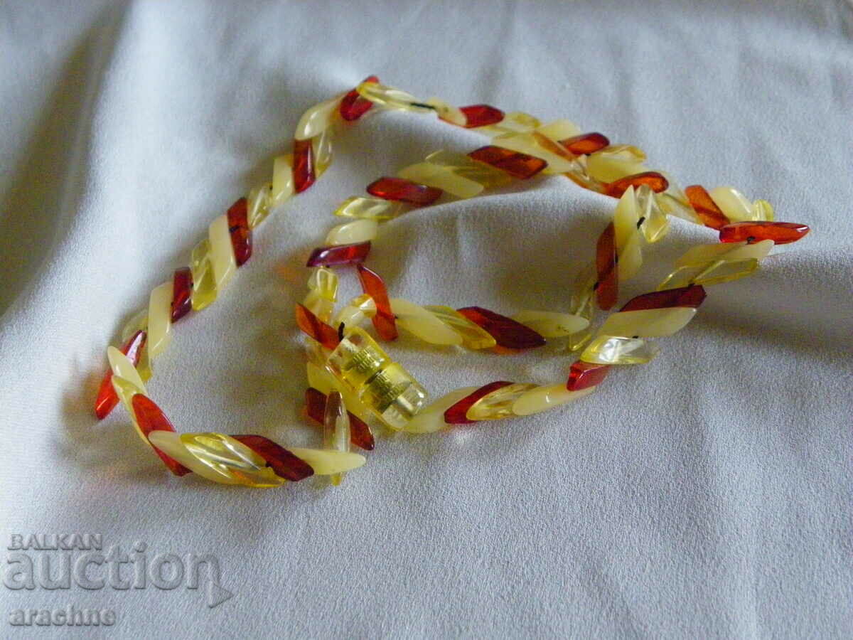 Licitație Colier din chihlimbar tricolor