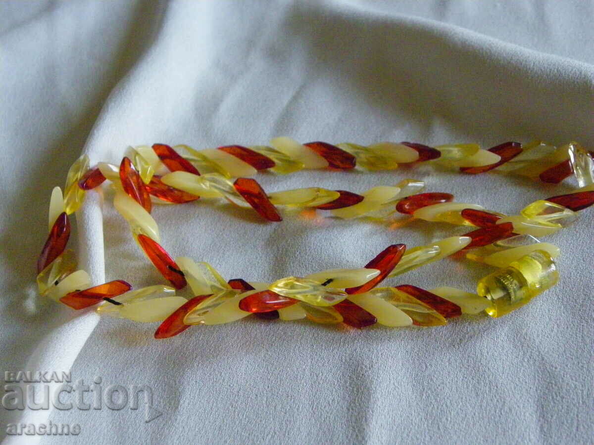 Livrarea Colier din chihlimbar tricolor