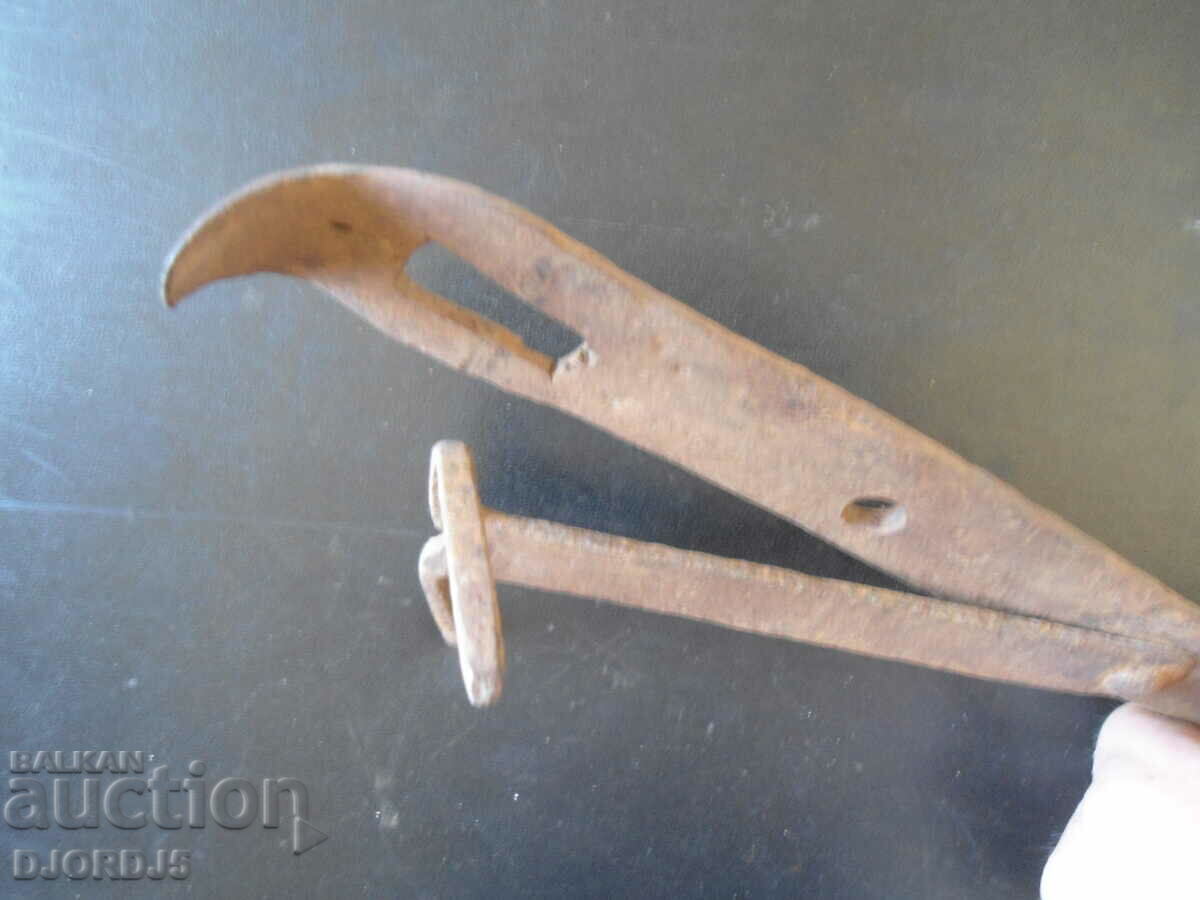 Delivery of Old forged latch