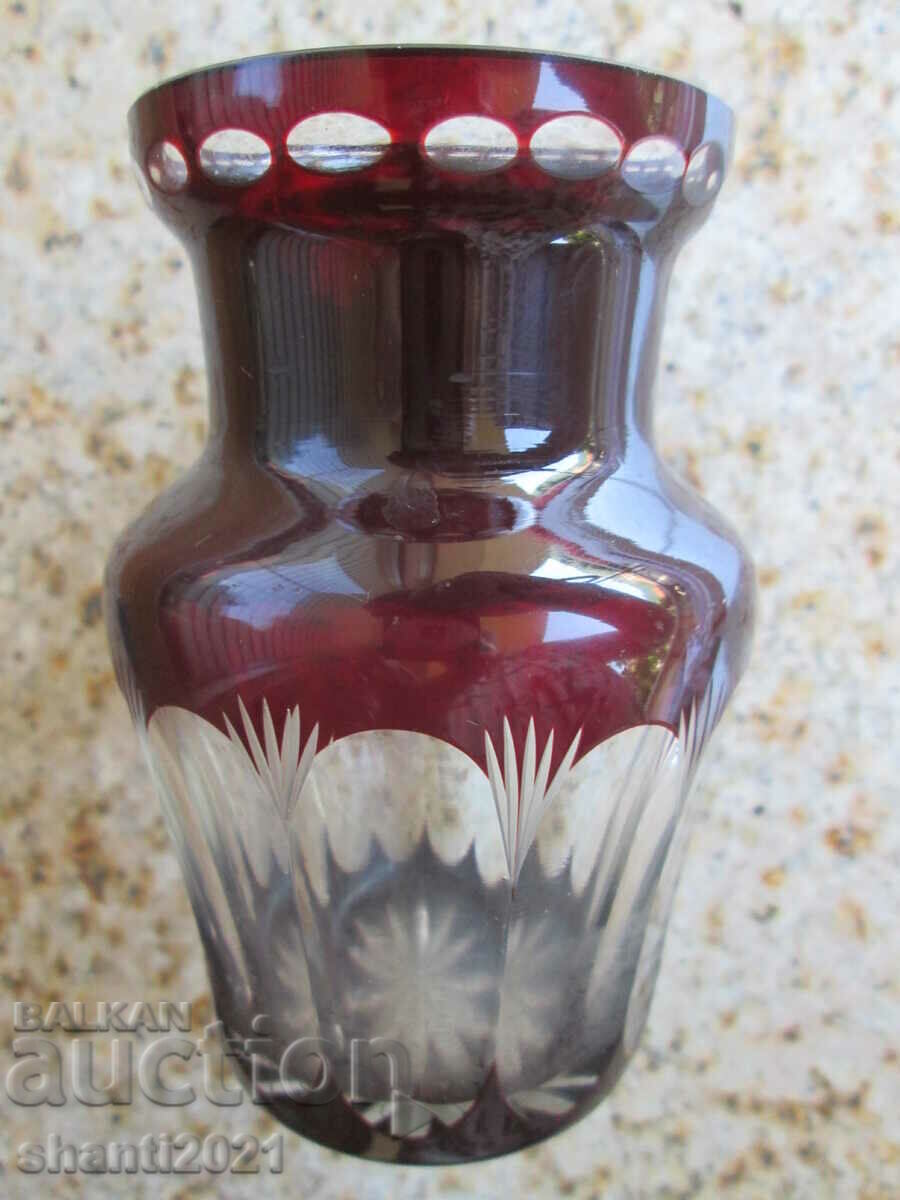 Малка Кристална ваза ,червен кристал