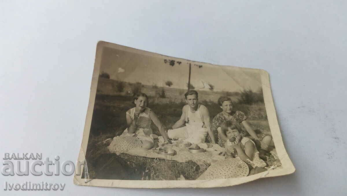 Fotografie Varna Bărbat femeie și doi copii la un picnic 1939