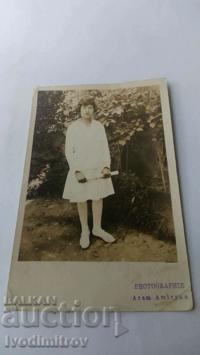 Foto Fată tânără într-o rochie albă
