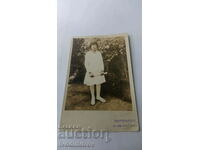 Foto Fată tânără într-o rochie albă