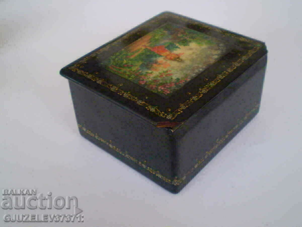 Παλιό ρωσικό κουτί με υπογραφή Morozov με τιμή 350.00 BGN | € 178.95