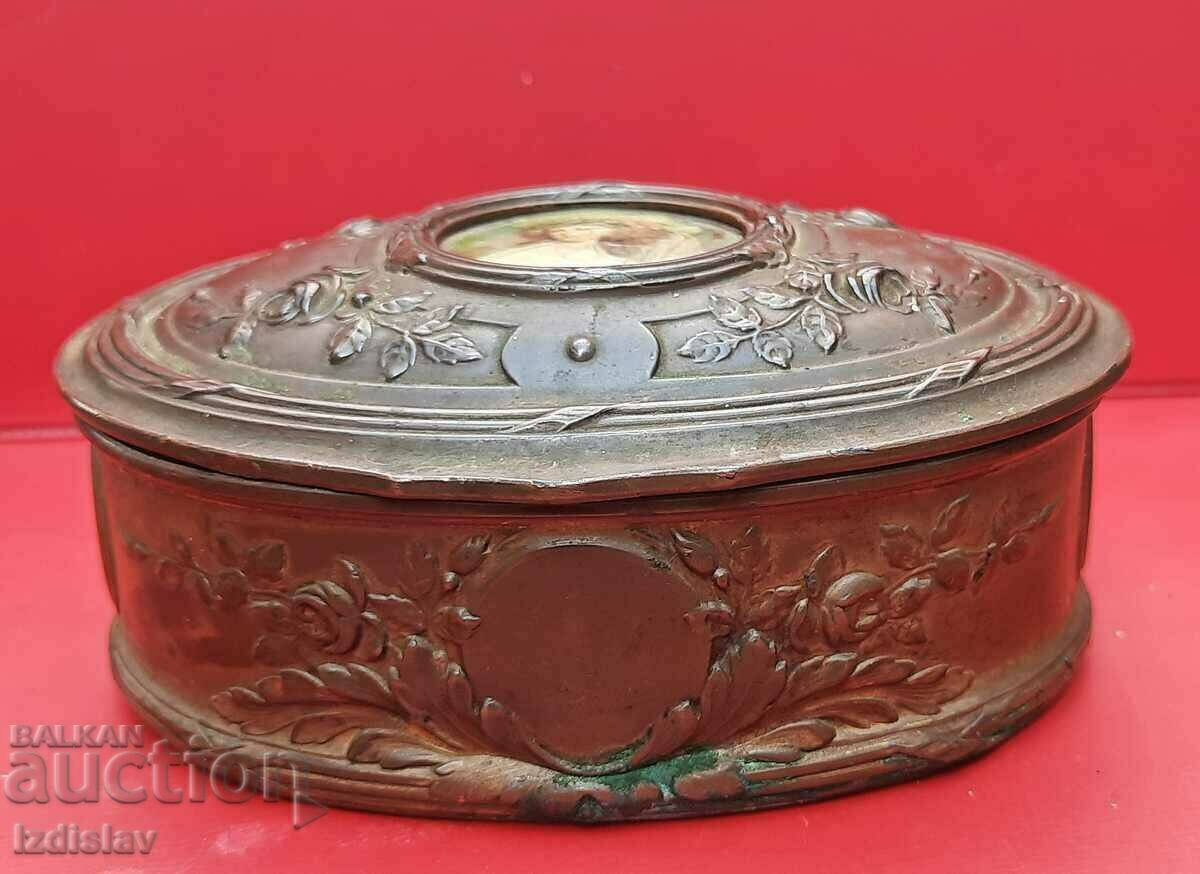 Cutie de bijuterii din bronz antic cu preț € 80.00 | 156.47 BGN