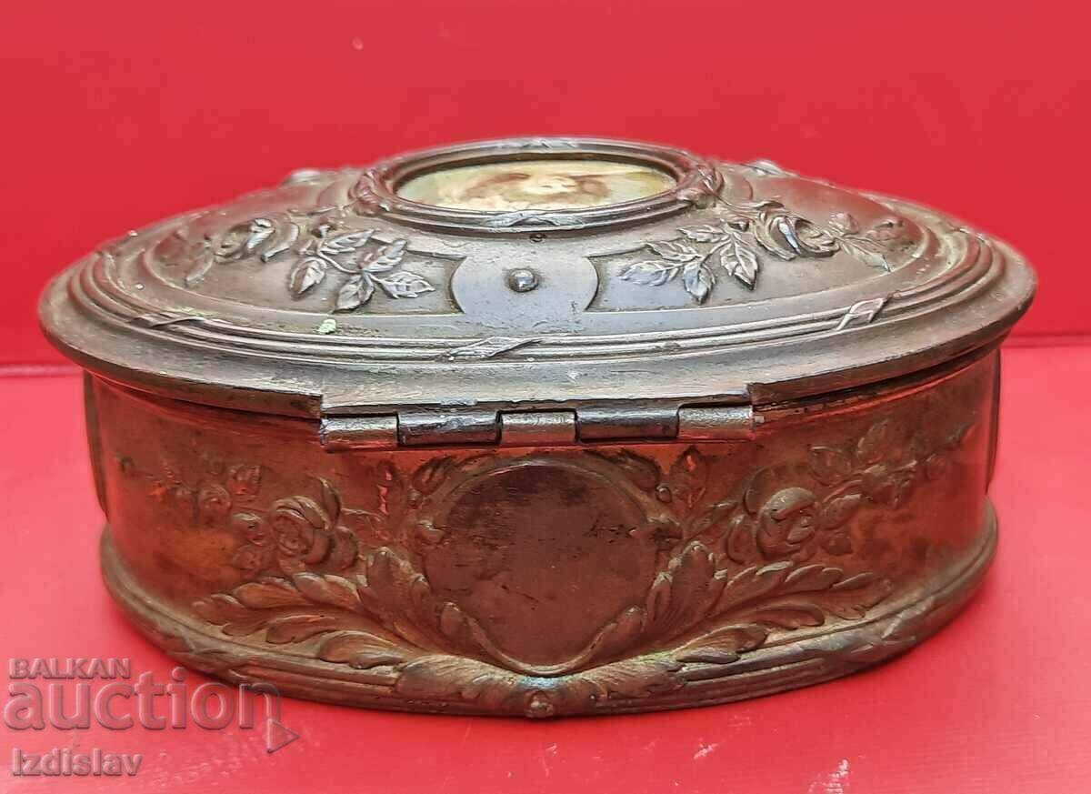 Аукцион Старинна бронзова кутия за бижута