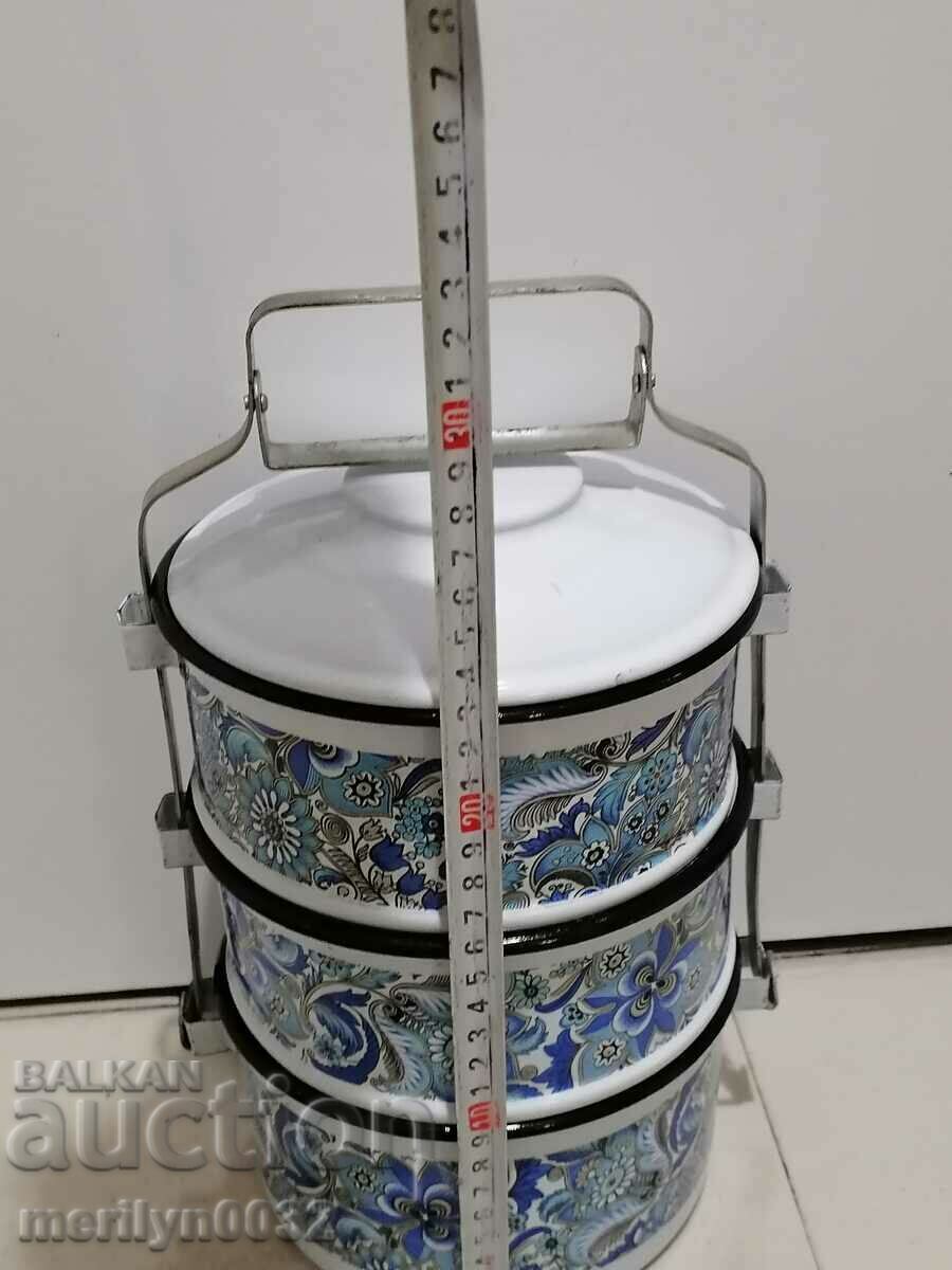 Auction  Enamelled jugs set of suits, household pots