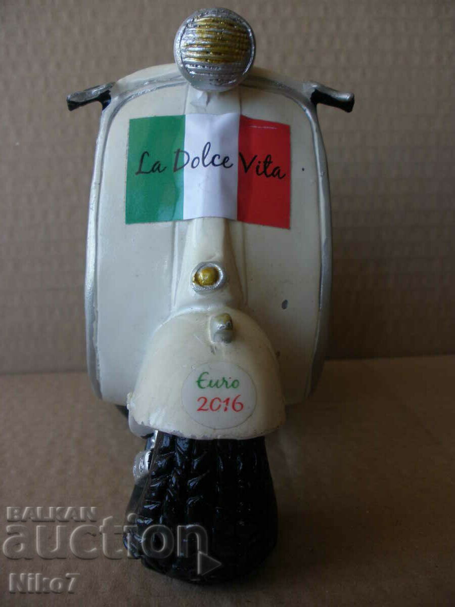 Auction  Vespa moped - scale model.