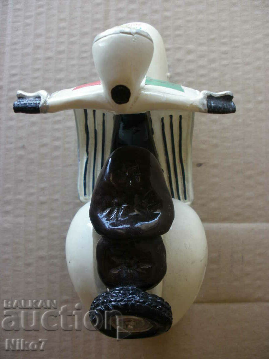 Vespa moped - scale model. - 5