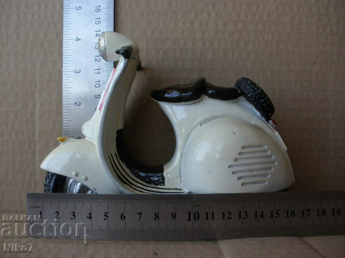 Vespa moped - scale model. - 6