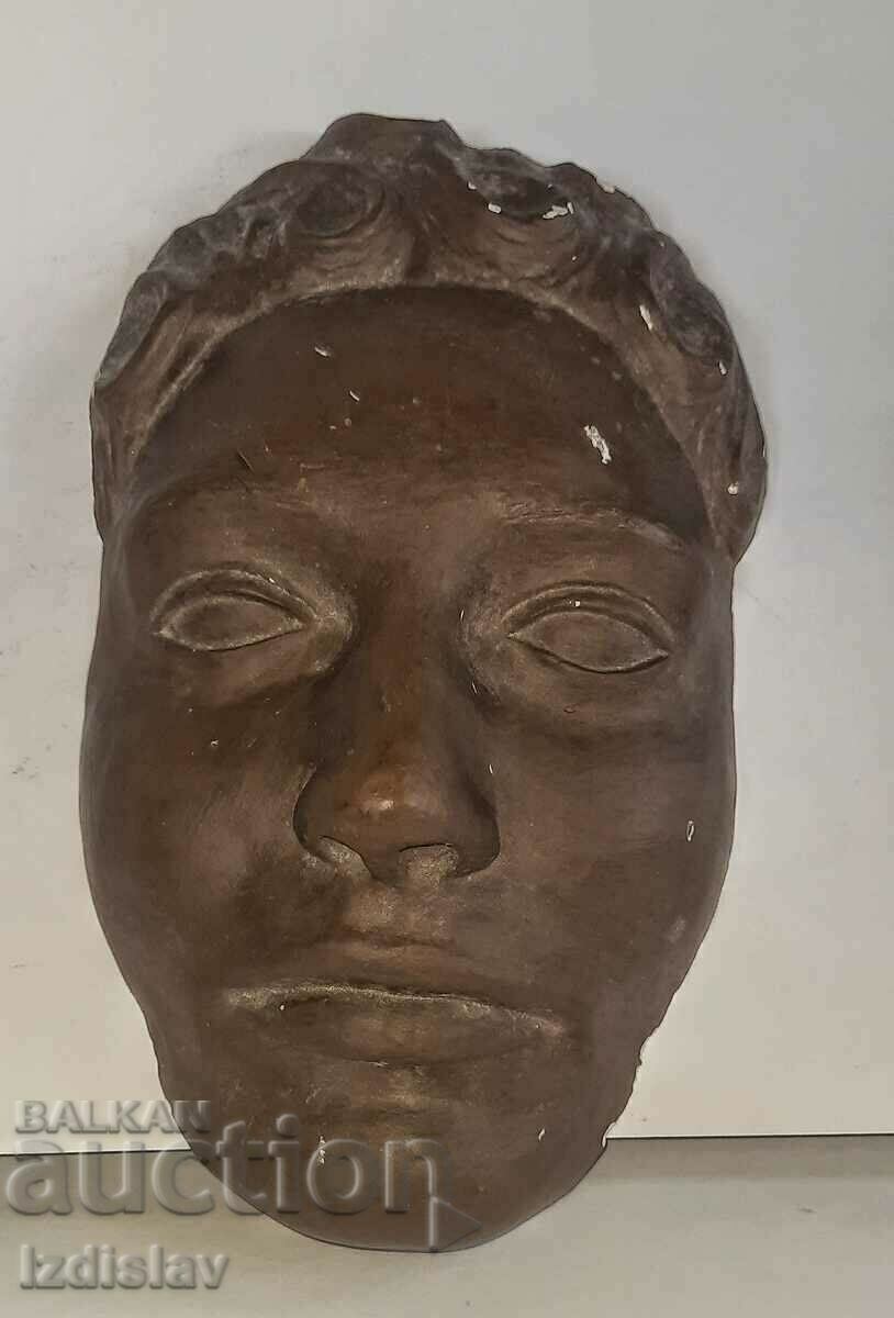 Delivery of Old women's plaster mask