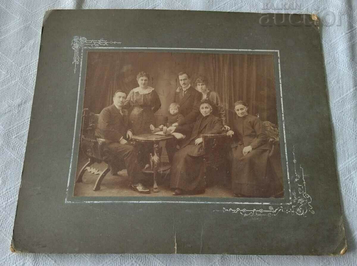 FOTO DE FAMILIE SOFIA 1917 CARTON cu preț € 6.14 | 12.01 BGN