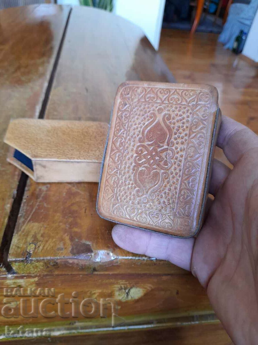 Delivery of Old leather card case Delivery of Old leather card case