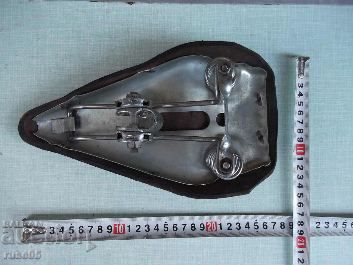 Scaun din piele GAZ vechi de la soc cu preț 40.00 BGN | € 20.45 Scaun din piele GAZ vechi de la soc cu preț 40.00 BGN | € 20.45