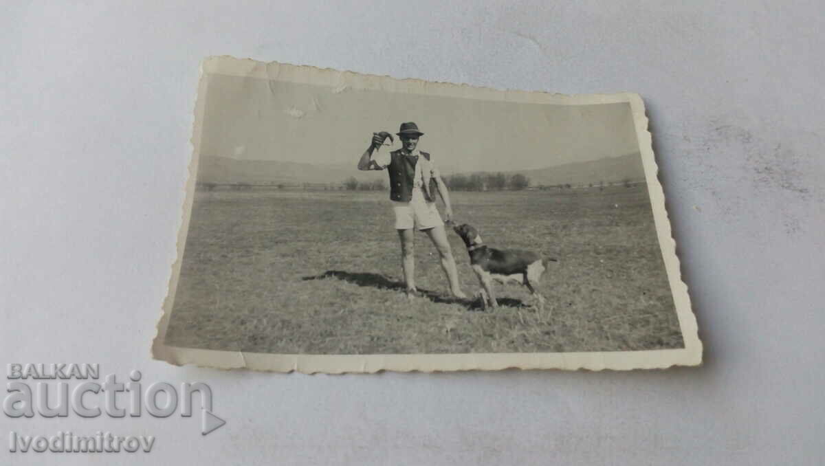 Снимка Ловец с птица и ловно куче