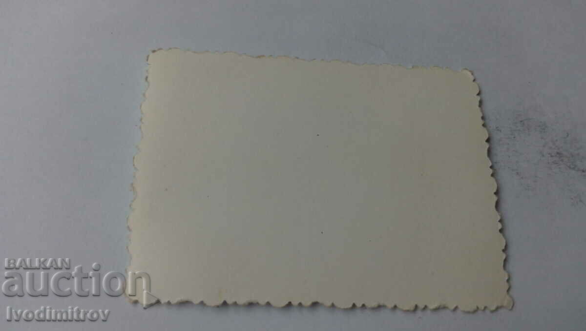 Φωτογραφία Άνθρωπος με σκύλο και Lada με τιμή 2.45 BGN | € 1.25