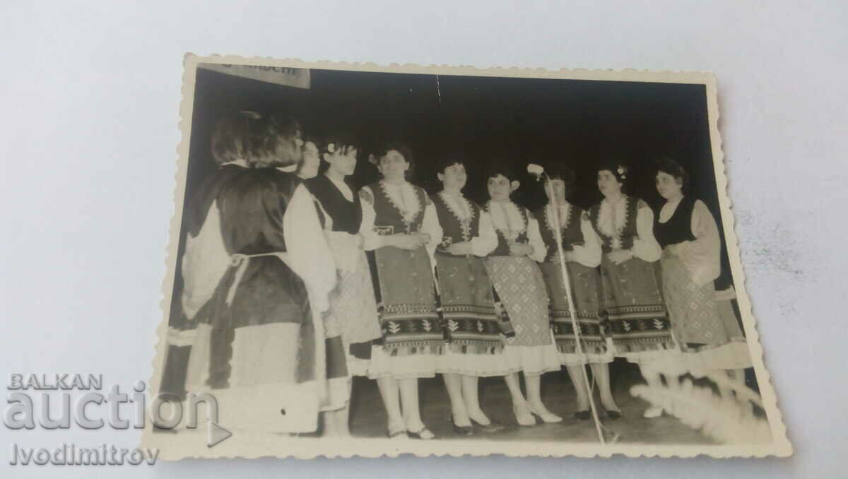 Снимка Жени с народни носиии на сцена