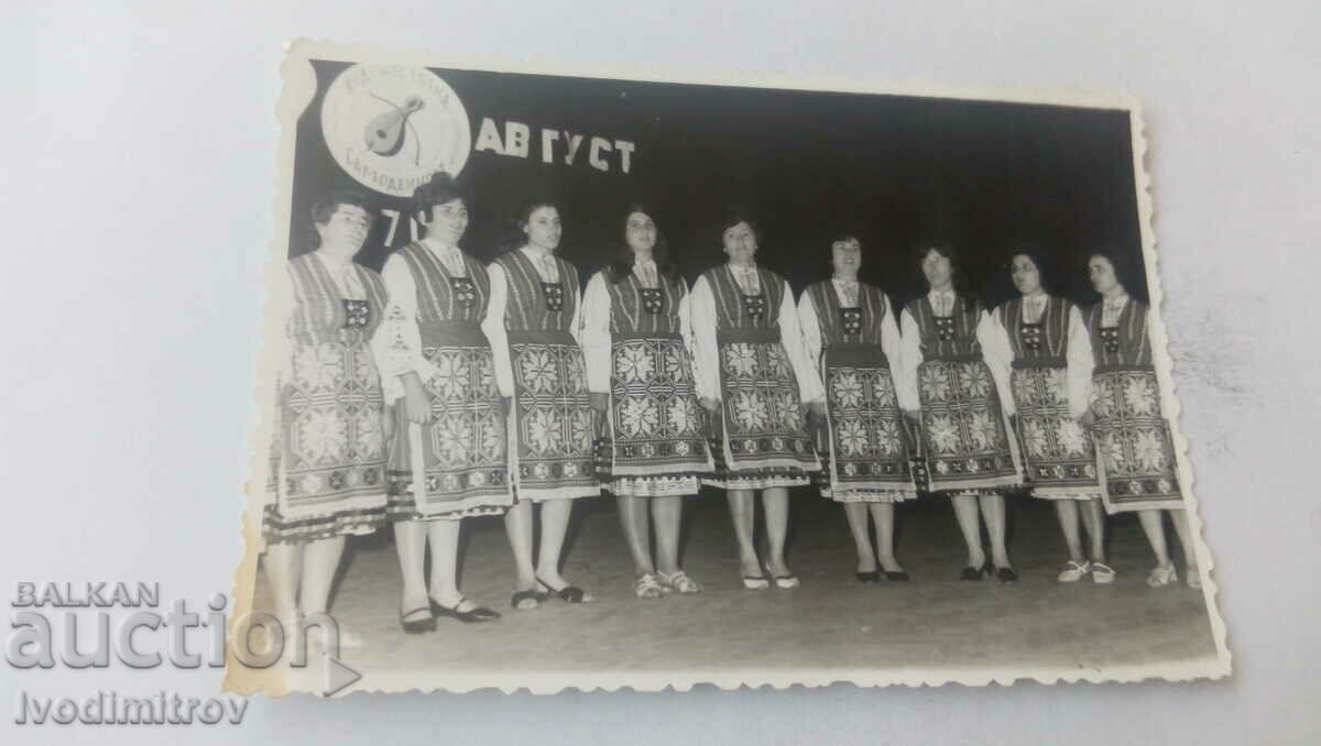 Φωτογραφία Γυναίκες με παραδοσιακές φορεσιές στη σκηνή